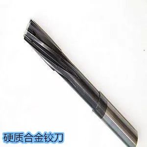 珩鉸刀外觀(guān)結(jié)構(gòu)與常用的硬質(zhì)合金鉸刀相似,但有幾點(diǎn)重要區(qū)別:(1)珩